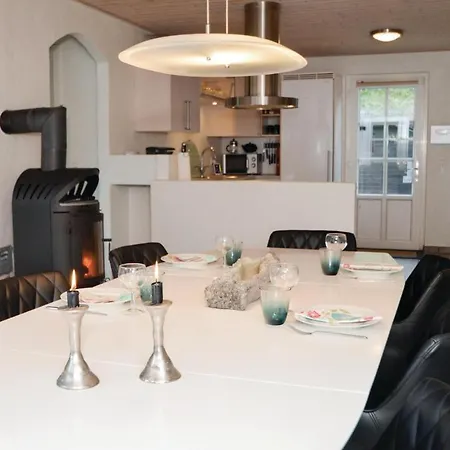 Four-bedroom Holiday In 펜션