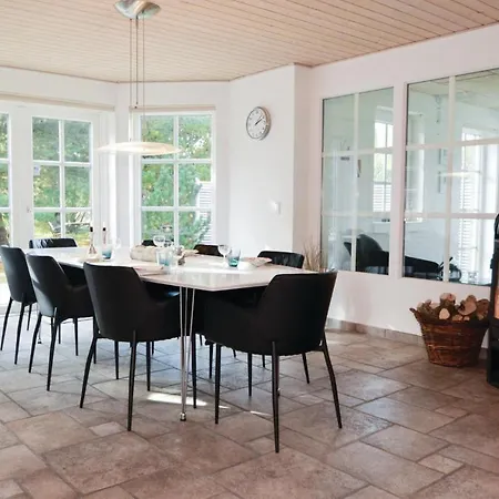 Four-bedroom Holiday In * בלבאנד